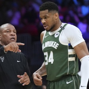 开云体育移动版-情况不妙！字母哥两罚不中&amp;沃克追身三分 老鹰下半场10-0打停雄鹿